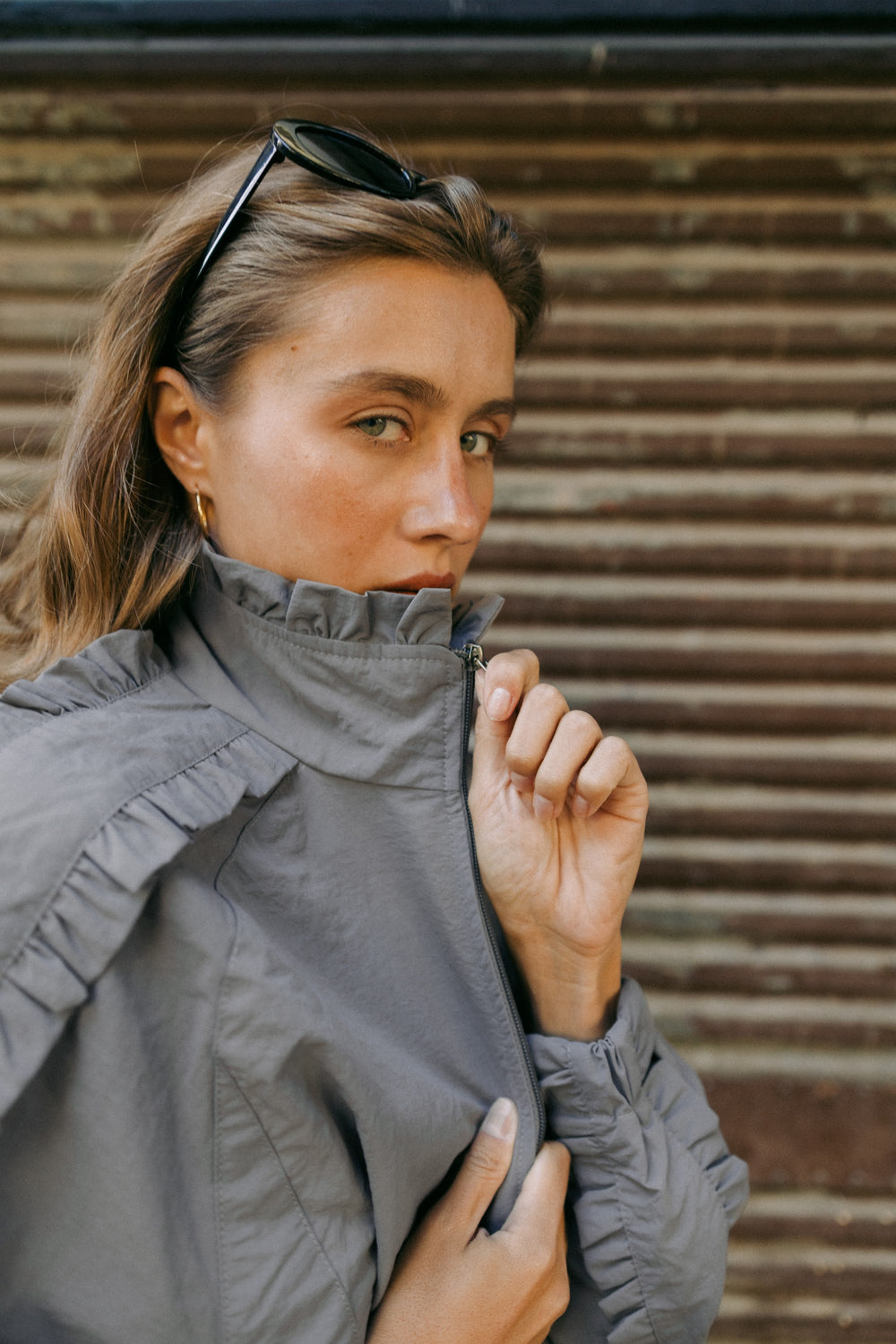 Close-up of the ruffle collar