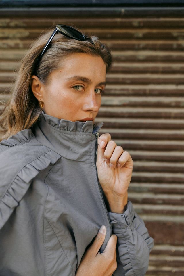 Close-up of the ruffle collar